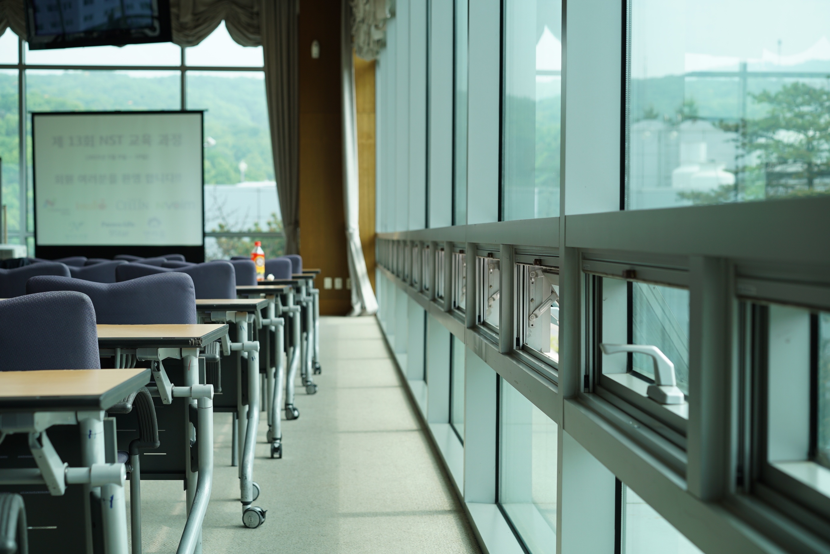 auditorium-window-office-room-classroom-interior-design-877656-pxhere.com